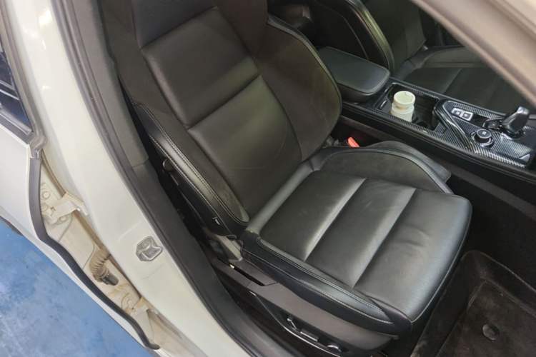 Used Lynk & Co 03 2022 2.0TD DCT JingPro Right Front Seat