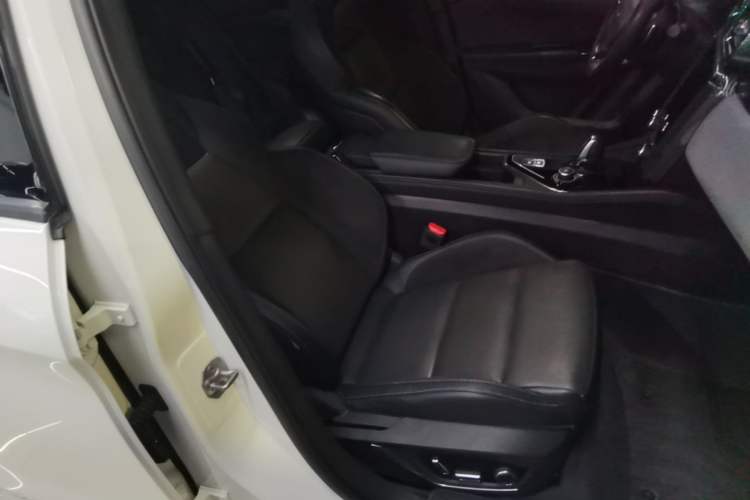 Used Lynk & Co 03 2022 2.0TD DCT JingPro Right Front Seat