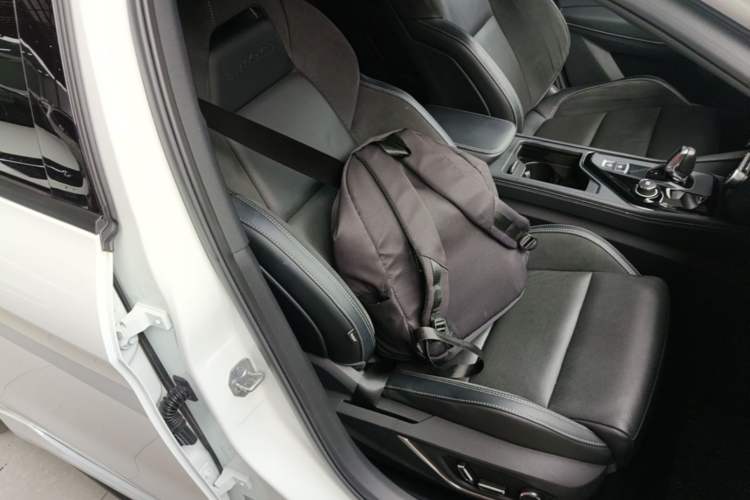 Used Lynk & Co 03 2022 2.0TD DCT JingPro Right Front Seat