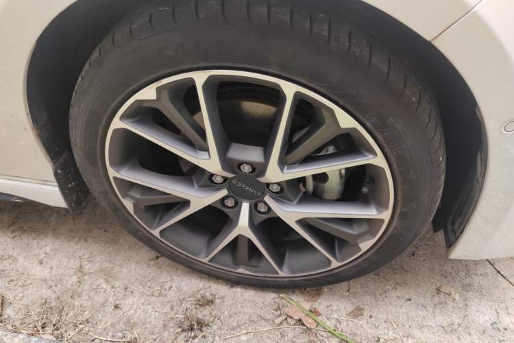 Used Lynk & Co 03 2022 2.0TD DCT JingPro Right Front Wheel Hub