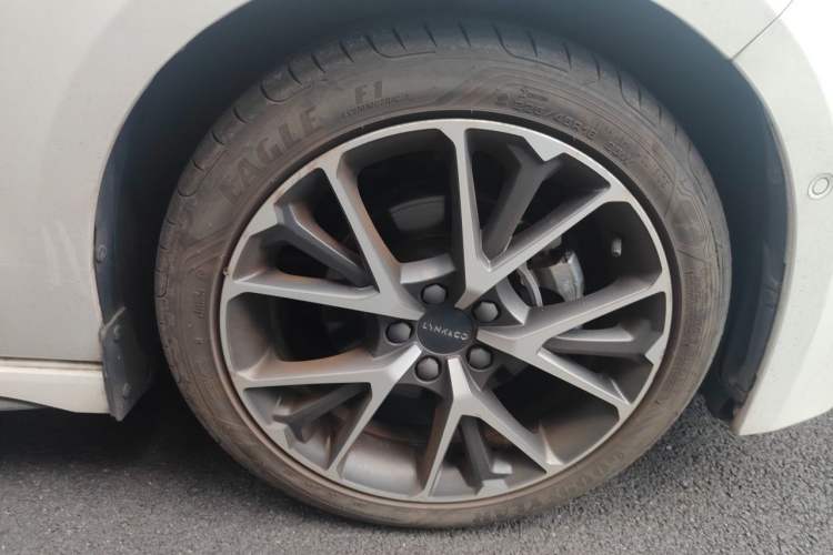 Used Lynk & Co 03 2022 2.0TD DCT JingPro Right Front Wheel Hub