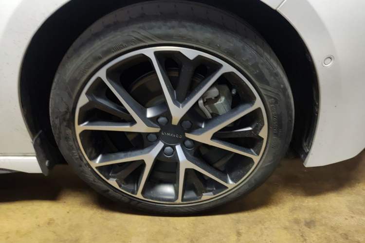 Used Lynk & Co 03 2022 2.0TD DCT JingPro Right Front Wheel Hub