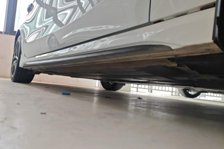 Used Lynk & Co 03 2022 2.0TD DCT JingPro Right Side Sill