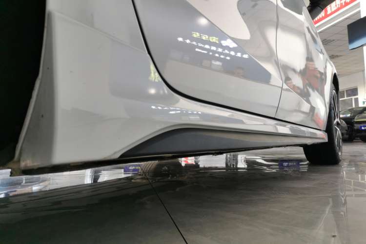 Used Lynk & Co 03 2022 1.5TD DCT JingPro Right Side Sill