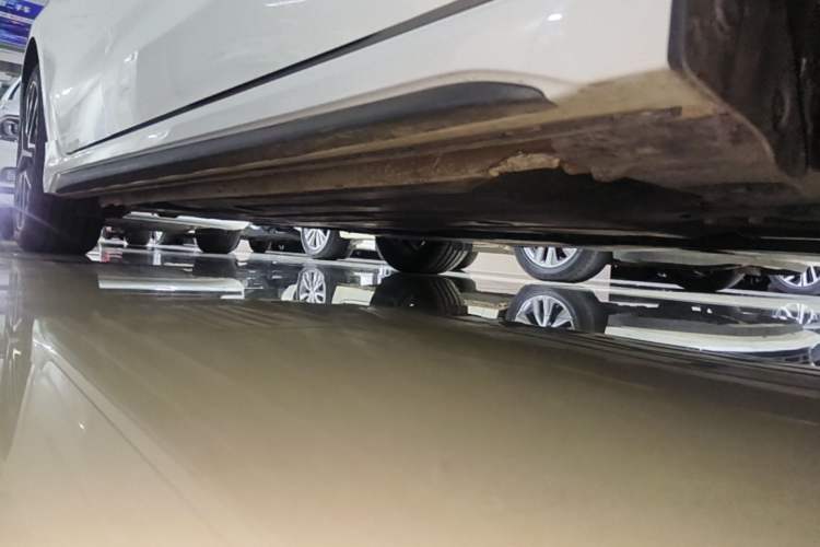 Used Lynk & Co 03 2022 1.5TD DCT JingPro Right Side Sill