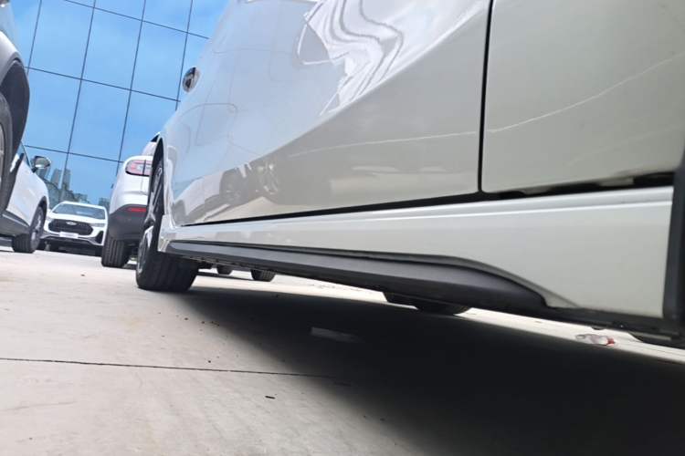 Used Lynk & Co 03 2022 1.5TD DCT JingPro Right Side Sill