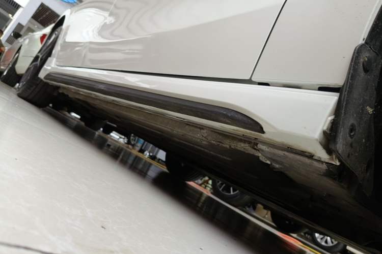 Used Lynk & Co 03 2022 2.0TD DCT JingPro Right Side Sill