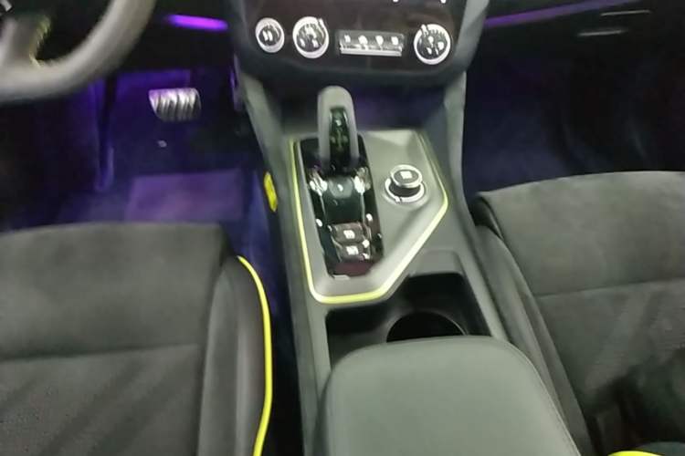 Used Lynk & Co 03 2022 03+ 2.0TD Automatic Wind-Chasing Edition Gear Lever