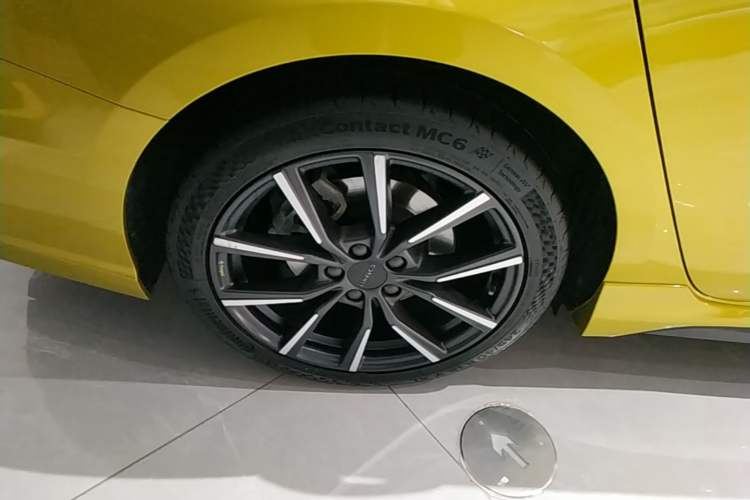 Used Lynk & Co 03 2022 03+ 2.0TD Automatic Wind-Chasing Edition Right Rear Wheel Hub