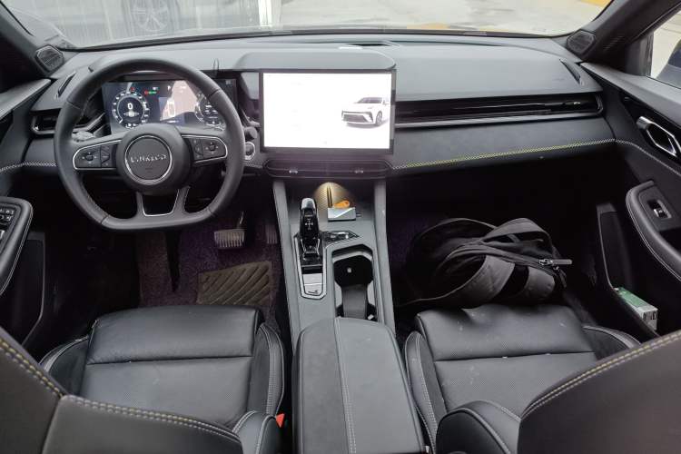 Used Lynk & Co 03 2023 2.0TD DCT JingPro Center Console