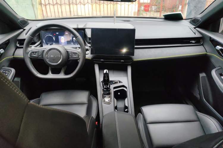 Used Lynk & Co 03 2023 1.5TD DCT JingPlus Center Console