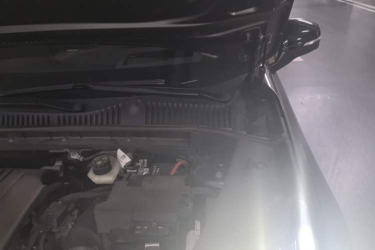 Used Lynk & Co 03 2023 2.0TD DCT H-Power Halo Engine Bay Left
