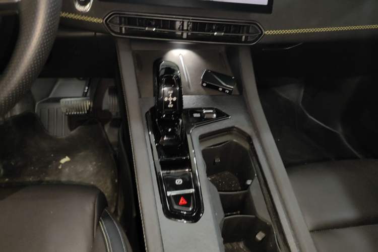 Used Lynk & Co 03 2023 2.0TD DCT JingPro Gear Lever