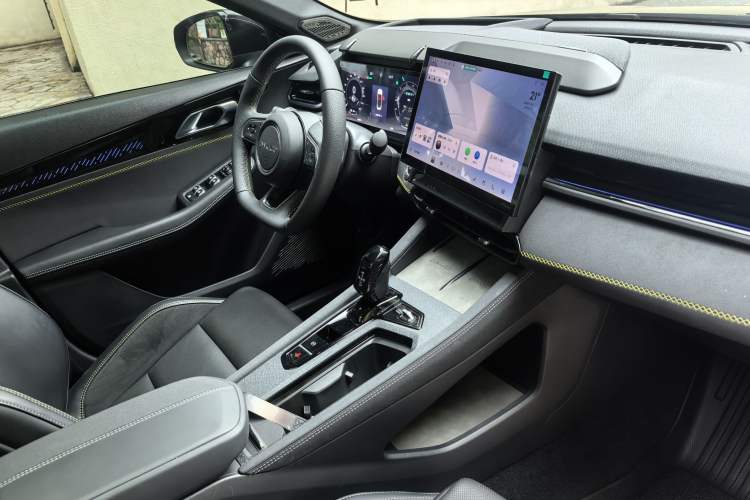 Used Lynk & Co 03 2023 2.0TD DCT H-Power Halo Interior 7