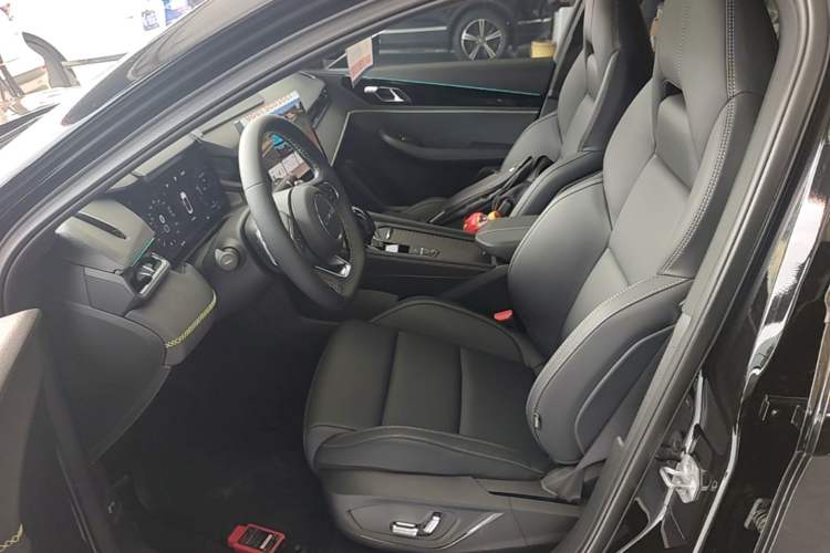 Used Lynk & Co 03 2023 2.0TD DCT JingPlus Left Front Seat