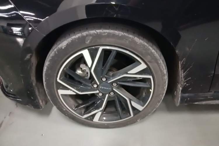 Used Lynk & Co 03 2023 2.0TD DCT JingPro Left Front Wheel Hub