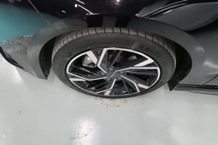 Used Lynk & Co 03 2023 2.0TD DCT JingPro Left Front Wheel Hub