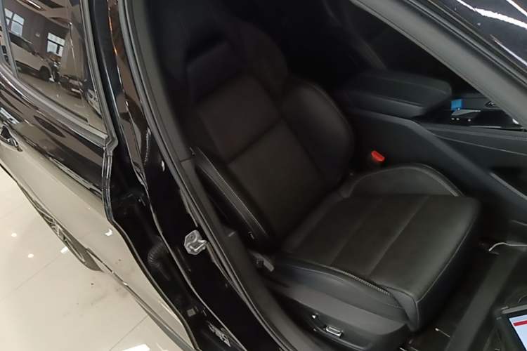 Used Lynk & Co 03 2023 2.0TD DCT JingPro Right Front Seat