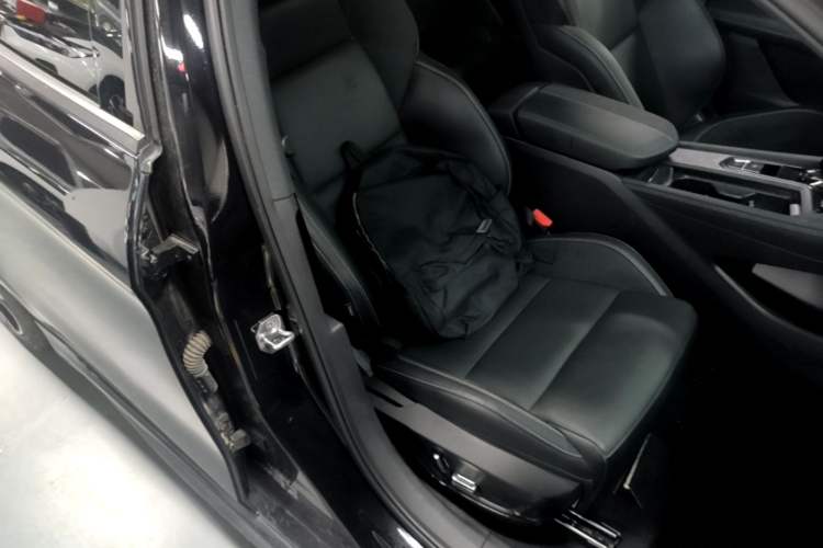 Used Lynk & Co 03 2023 2.0TD DCT JingPro Right Front Seat