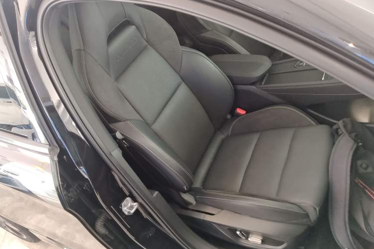 Used Lynk & Co 03 2023 2.0TD DCT JingPro Right Front Seat