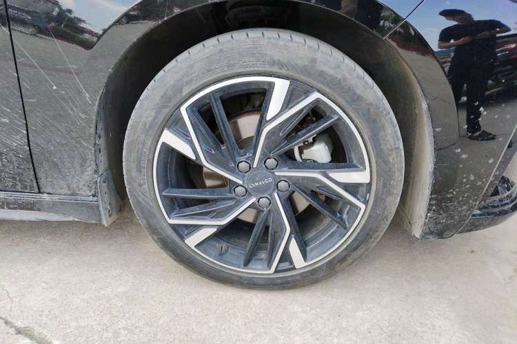 Used Lynk & Co 03 2023 2.0TD DCT JingPro Right Front Wheel Hub