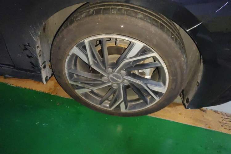 Used Lynk & Co 03 2023 2.0TD DCT JingPro Right Front Wheel Hub