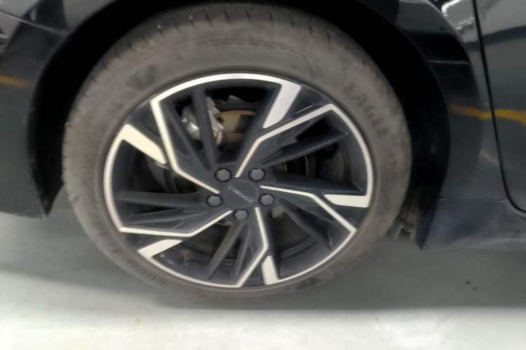 Used Lynk & Co 03 2023 2.0TD DCT JingPro Right Rear Wheel Hub