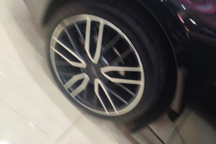 Used Lynk & Co 03 2023 2.0TD DCT JingPro Right Rear Wheel Hub