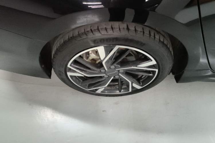 Used Lynk & Co 03 2023 2.0TD DCT JingPro Right Rear Wheel Hub