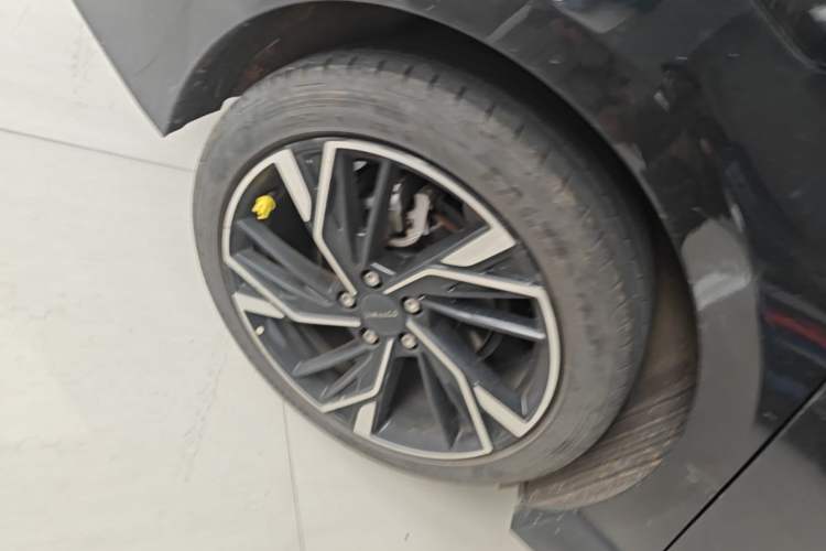 Used Lynk & Co 03 2023 2.0TD DCT JingPro Right Rear Wheel Hub