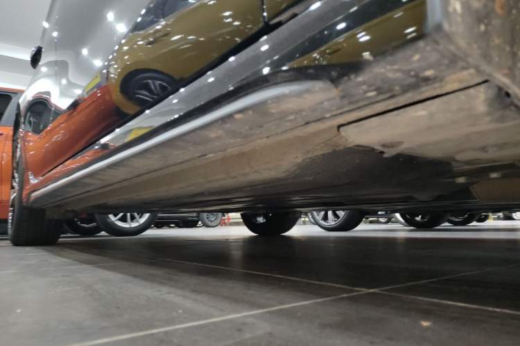 Used Lynk & Co 03 2023 2.0TD DCT JingPro Right Side Sill