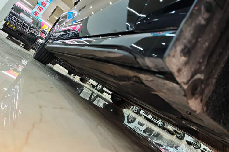 Used Lynk & Co 03 2023 1.5TD DCT JingPro Right Side Sill