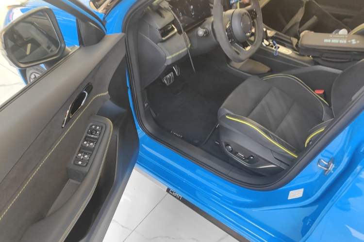 Used Lynk & Co 03 2023 03+ 2.0TD Automatic Cyan Custom Edition Driver Seat