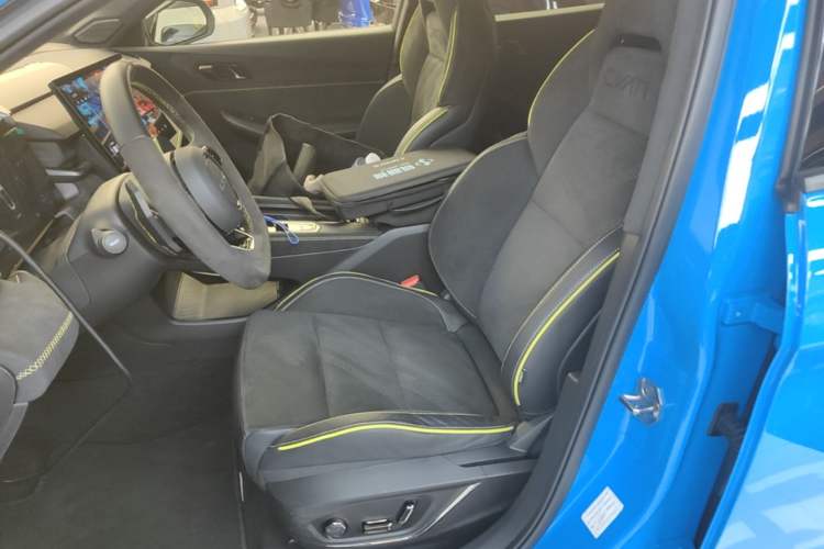 Used Lynk & Co 03 2023 03+ 2.0TD Automatic Cyan Custom Edition Left Front Seat