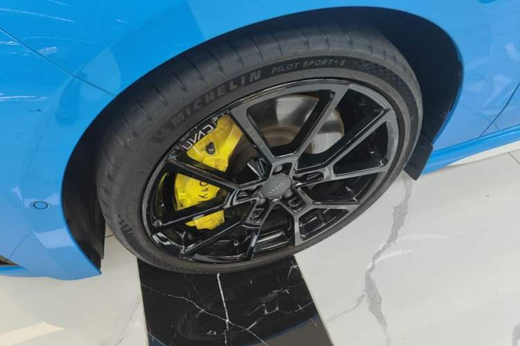 Used Lynk & Co 03 2023 03+ 2.0TD Automatic Cyan Custom Edition Left Front Wheel Hub