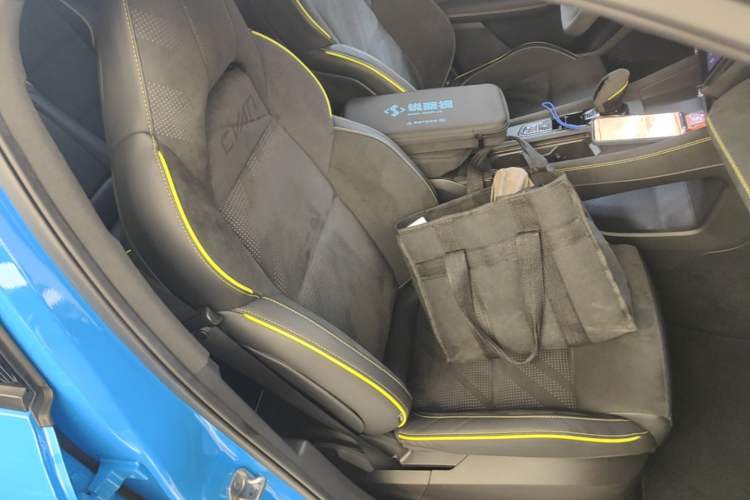 Used Lynk & Co 03 2023 03+ 2.0TD Automatic Cyan Custom Edition Right Front Seat