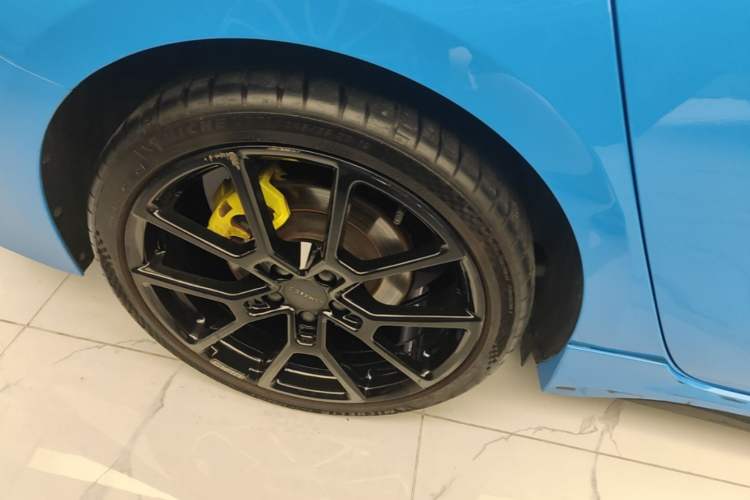 Used Lynk & Co 03 2023 03+ 2.0TD Automatic Cyan Custom Edition Right Rear Wheel Hub