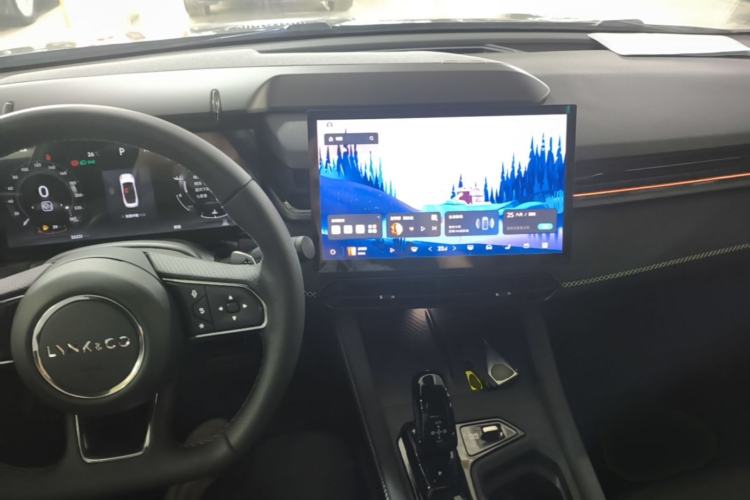 Used Lynk & Co 03 2023 1.5TD DCT JingPro Center Console