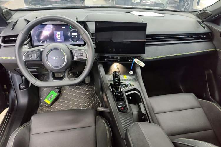 Used Lynk & Co 03 2023 1.5TD DCT JingPro Center Console