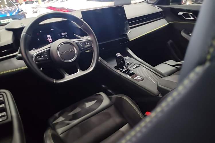 Used Lynk & Co 03 2023 2.0TD DCT H-Power Halo Center Console