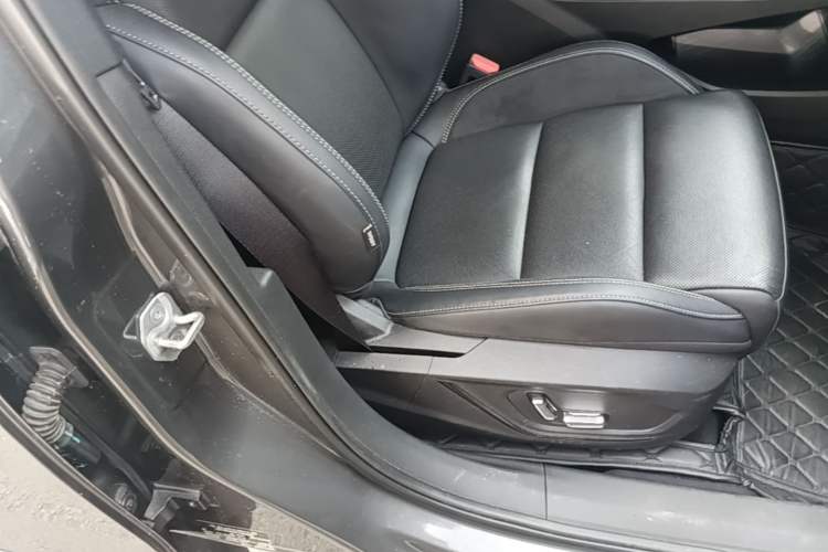 Used Lynk & Co 03 2023 2.0TD DCT JingPro Right Front Seat