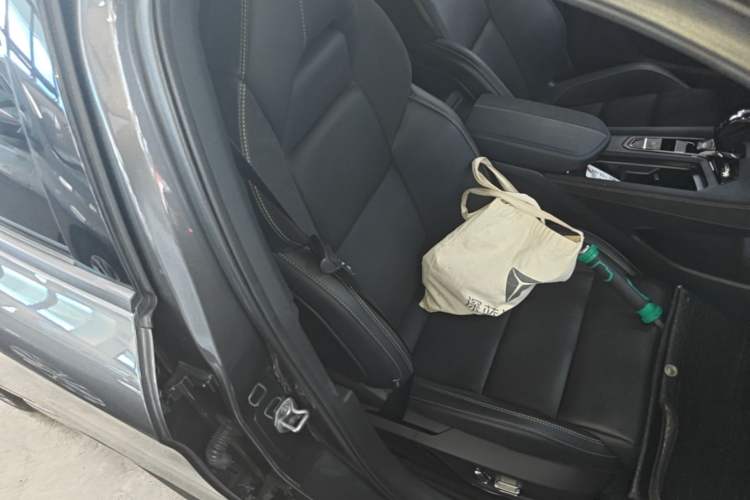 Used Lynk & Co 03 2023 2.0TD DCT JingPro Right Front Seat