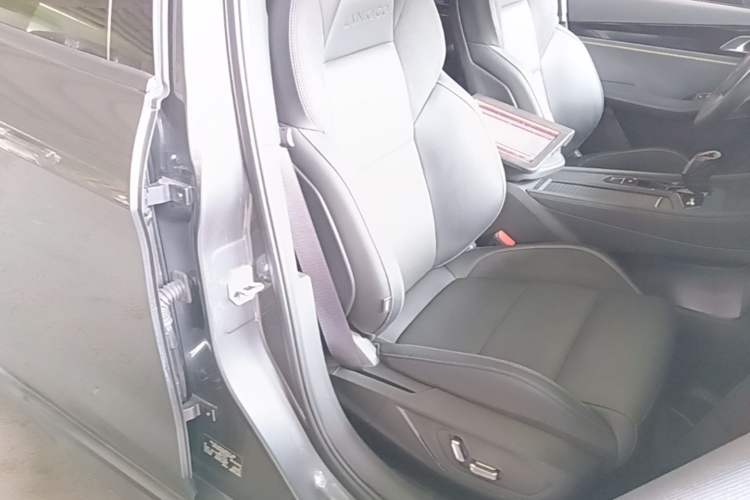 Used Lynk & Co 03 2023 2.0TD DCT JingPro Right Front Seat