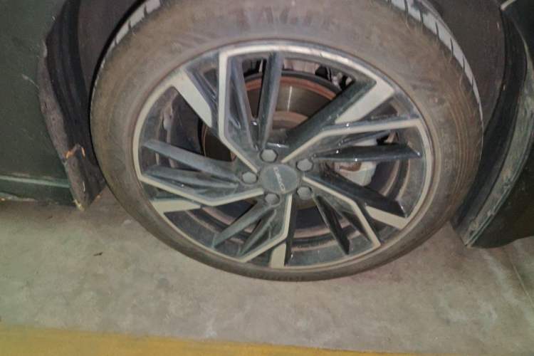 Used Lynk & Co 03 2023 1.5TD DCT JingPro Right Front Wheel Hub
