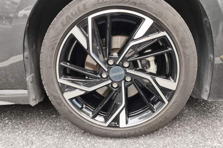 Used Lynk & Co 03 2023 2.0TD DCT JingPro Right Front Wheel Hub