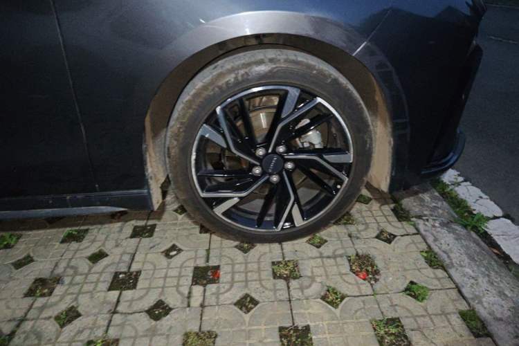 Used Lynk & Co 03 2023 1.5TD DCT JingPro Right Front Wheel Hub
