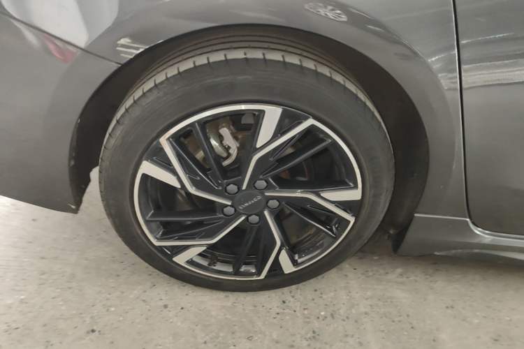 Used Lynk & Co 03 2023 1.5TD DCT JingPro Right Rear Wheel Hub