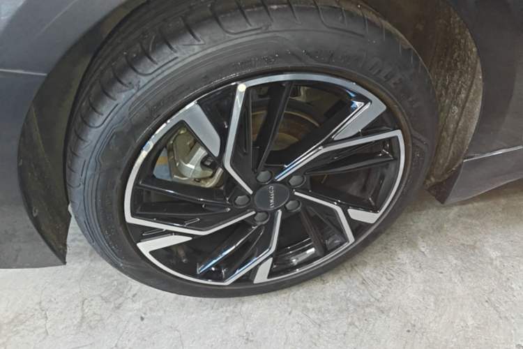 Used Lynk & Co 03 2023 2.0TD DCT JingPro Right Rear Wheel Hub