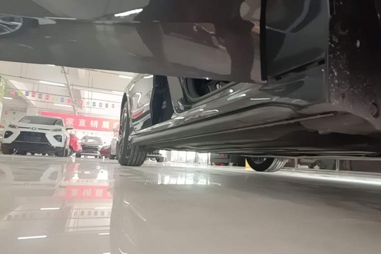 Used Lynk & Co 03 2023 1.5TD DCT JingPro Right Side Sill