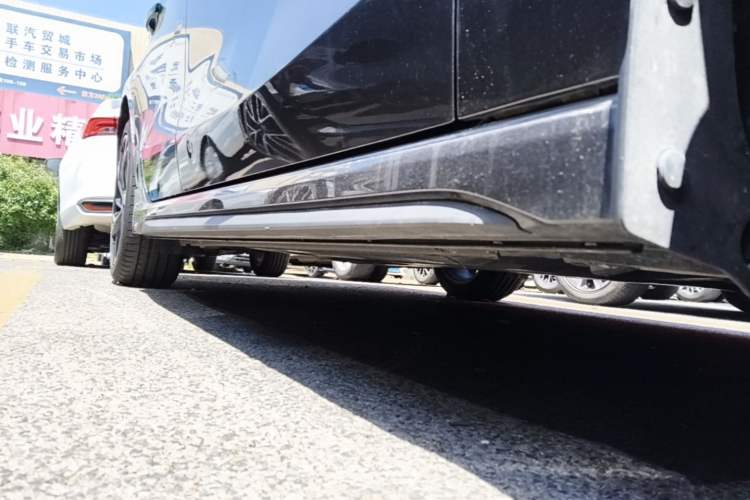Used Lynk & Co 03 2023 1.5TD DCT JingPro Right Side Sill